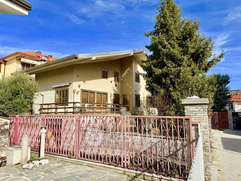 Villa in Via Giuseppe Parini 5 — foto 41 di 86