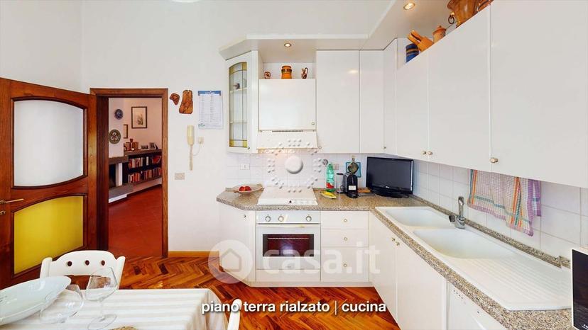 Villa in Via Arno 10 — foto 18 di 64
