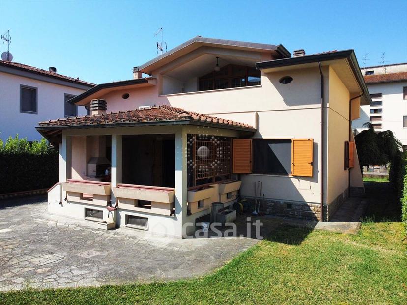 Villa in Via Arno 10 — foto 2 di 64