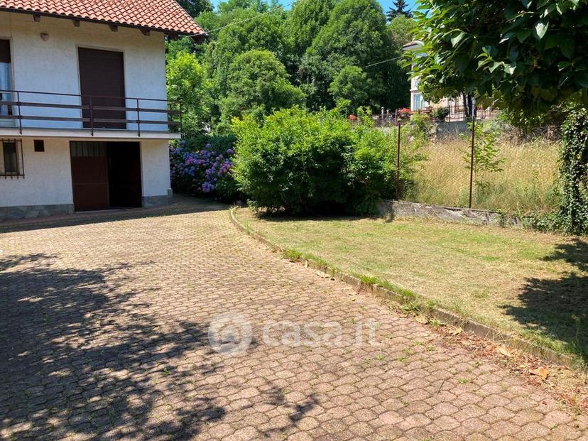 Villa in Via Combaluetto 1 — foto 13 di 22