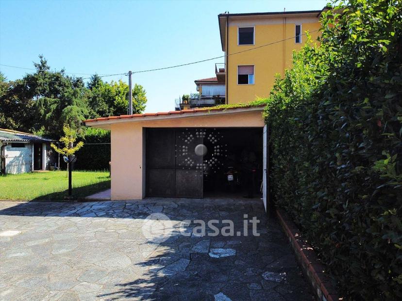 Villa in Via Arno 10 — foto 32 di 64
