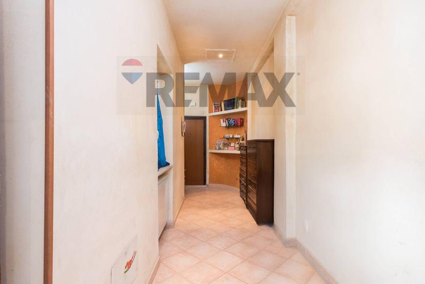 Trilocale in Via Sartena 18, Roma