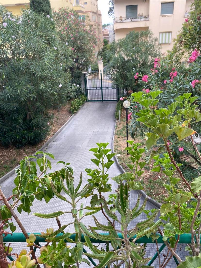 Bilocale in Via delle Alpi Apuane, Roma