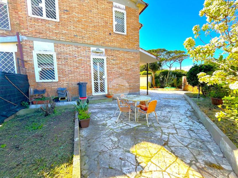 Villa in Via delle Petunie 6, Anzio