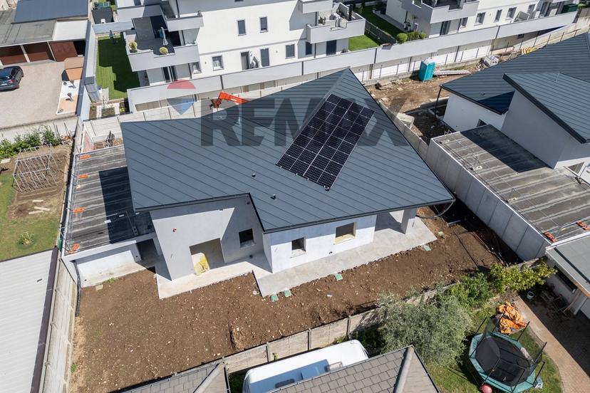 Villa in Via G. Deledda Snc, Magnago — foto 4 di 5