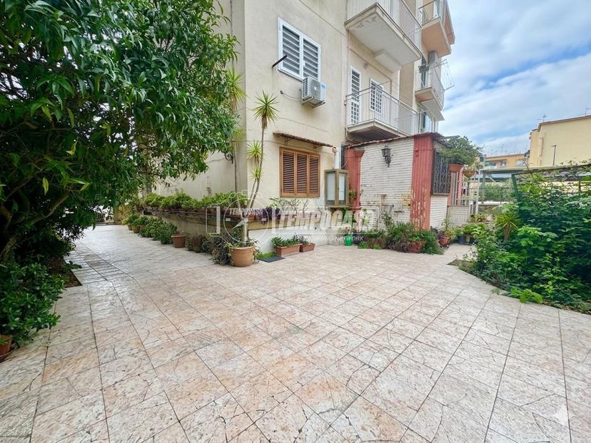 Trilocale in Via Amerigo Crispo, Napoli