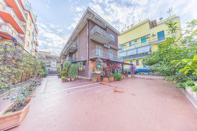 Trilocale in Viale Alessandrino 233, Roma