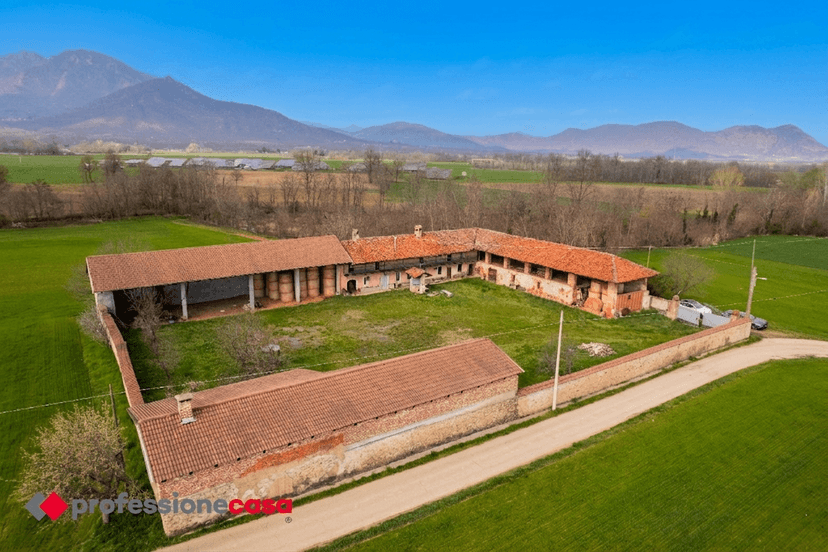 Cascina in Via Rio Torto 1, Frossasco — foto 2 di 5