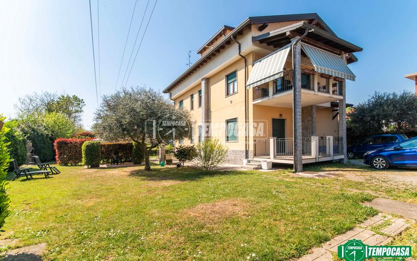 Villa a schiera in Via Montenero, Garbagnate Milanese
