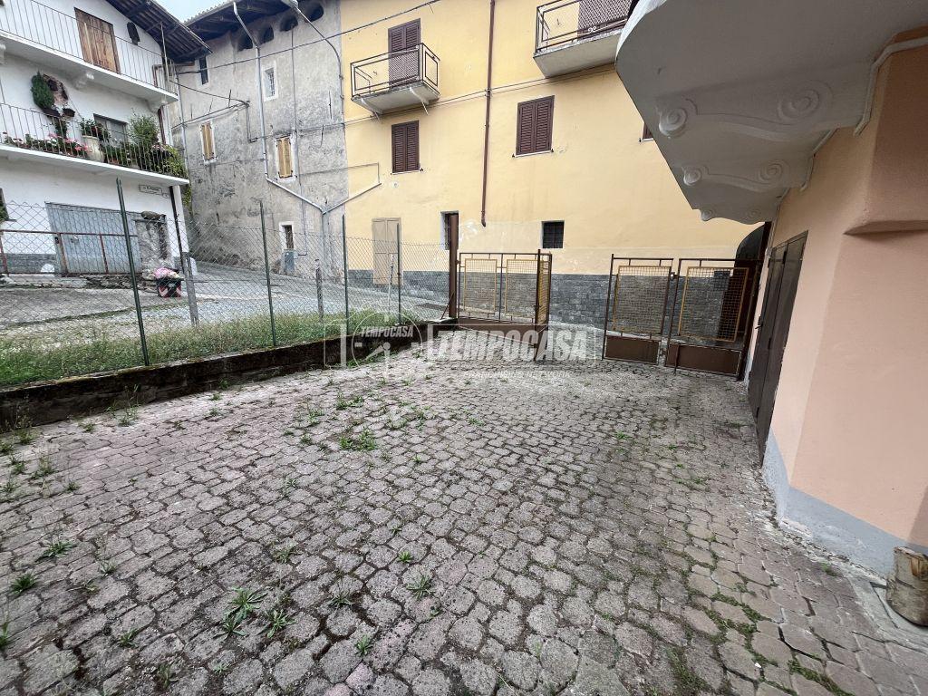 Casa indipendente in Via Umberto I 25, Val di Chy