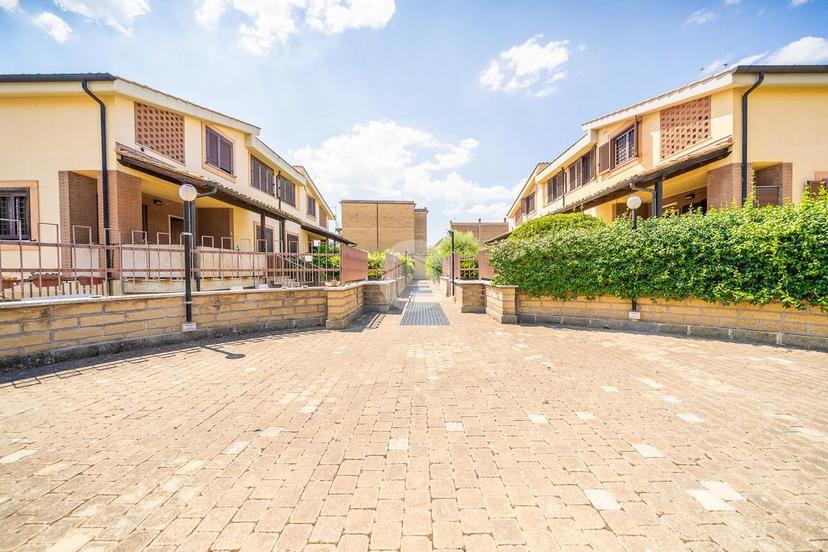Villa in Via di Lunghezza 1, Roma