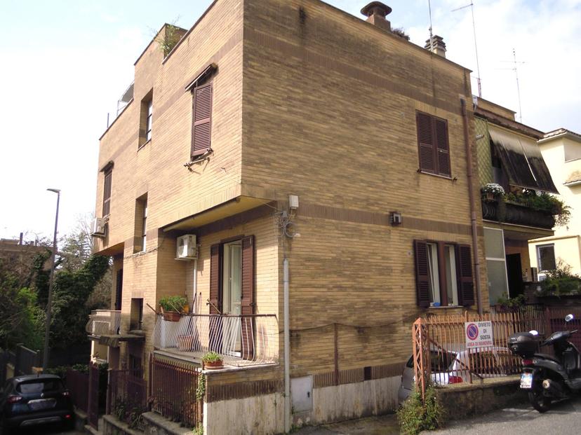 Bilocale in Via Tomba di Nerone, Roma