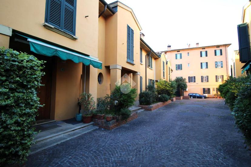Villa a schiera, Bologna
