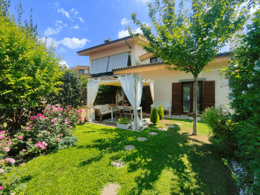 Villa plurifamiliare in Via Vicinale della Macchia, Rocca di Papa