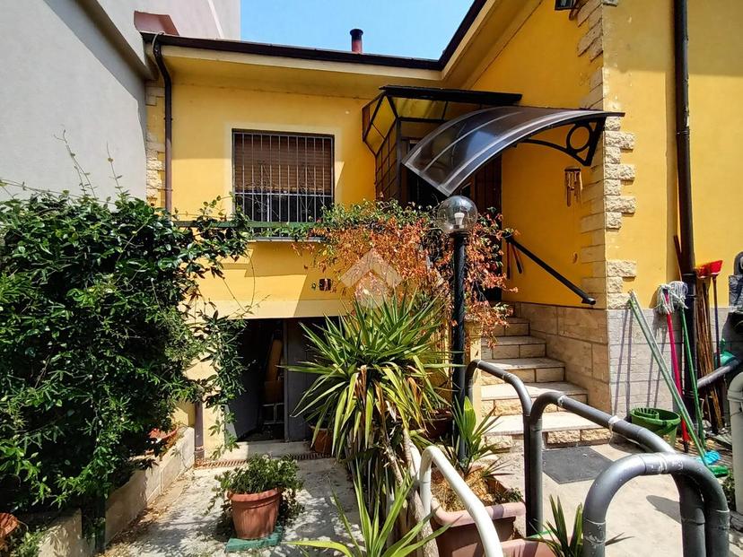 Casa indipendente in Via Rismondo 46, Torino