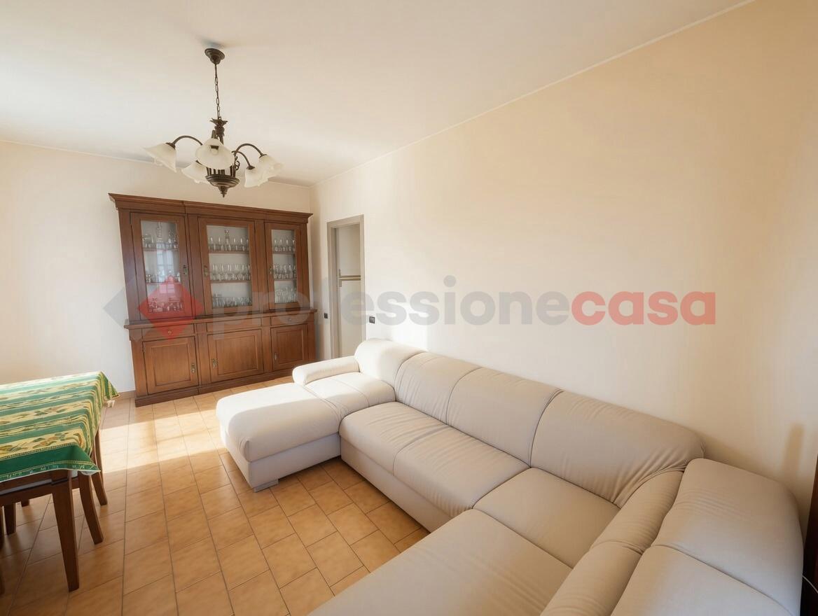 Trilocale in Via delle Vigne , Rescaldina
