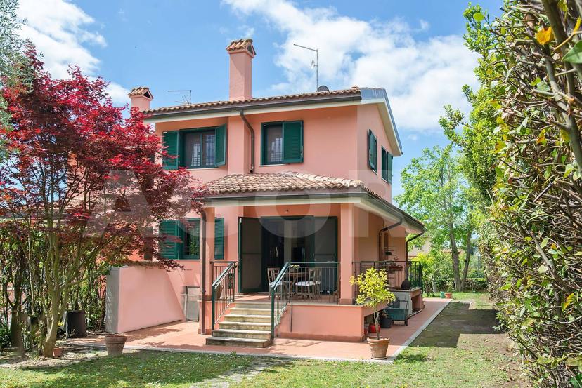 Villa a schiera in Via Giuseppe Lazzati, Roma