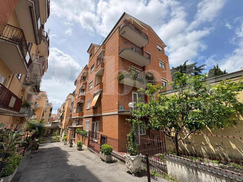 Trilocale in Via dei Feltreschi, Roma