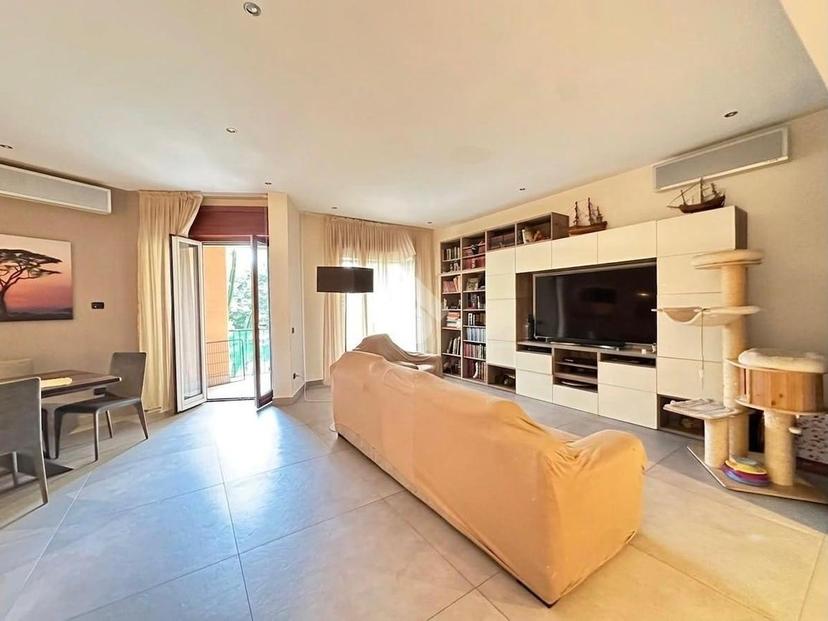Appartamento in Via Gioacchino Rossini 3, Napoli