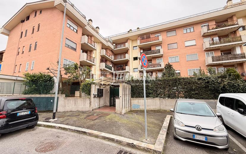 Trilocale in Via Abbiategrasso 88/I, Roma
