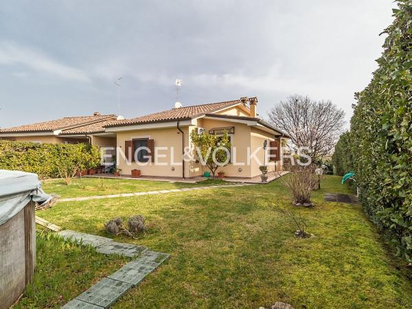 Villa bifamiliare in Viale Parigi, Riano