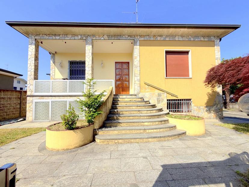 Villa in Via Goito , Arconate