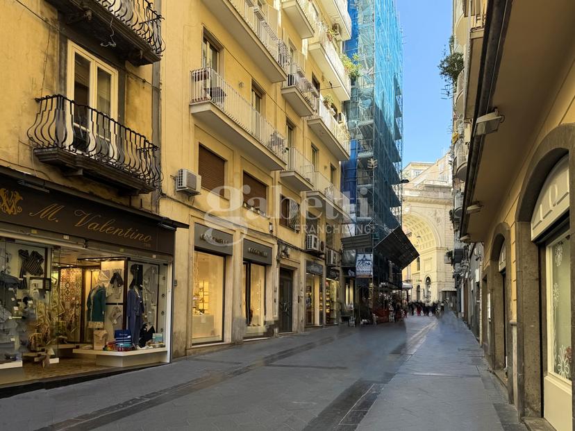 Bilocale in Via Chiaia  120, Napoli