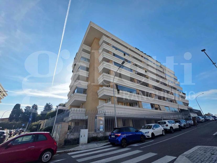 Trilocale in Via Riva Ligure 44, Roma