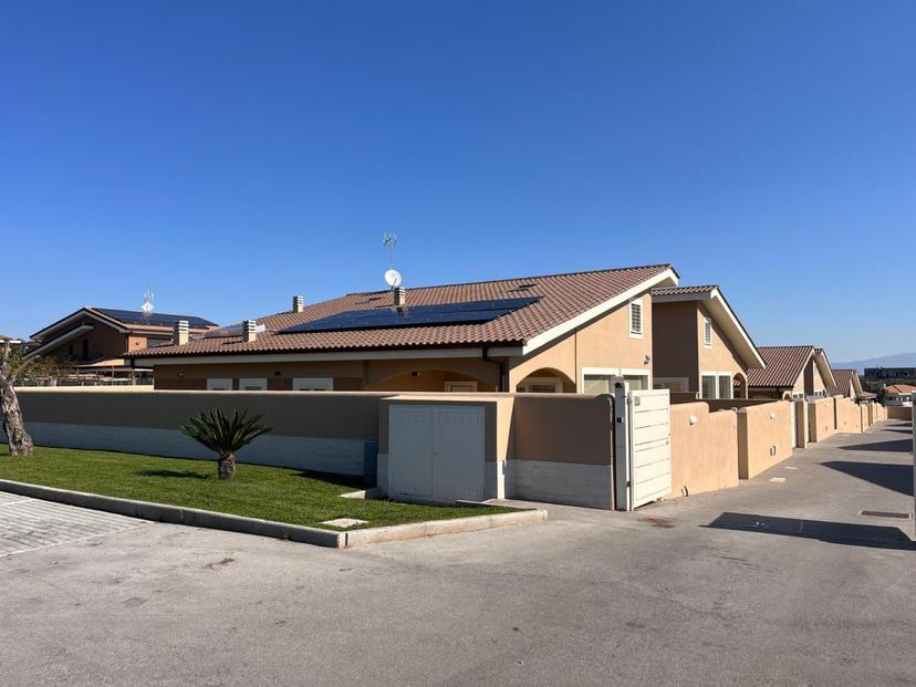 Villa in Via Miglioramento, Anzio