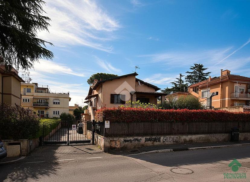 Trilocale in Via Taurianova 61, Roma