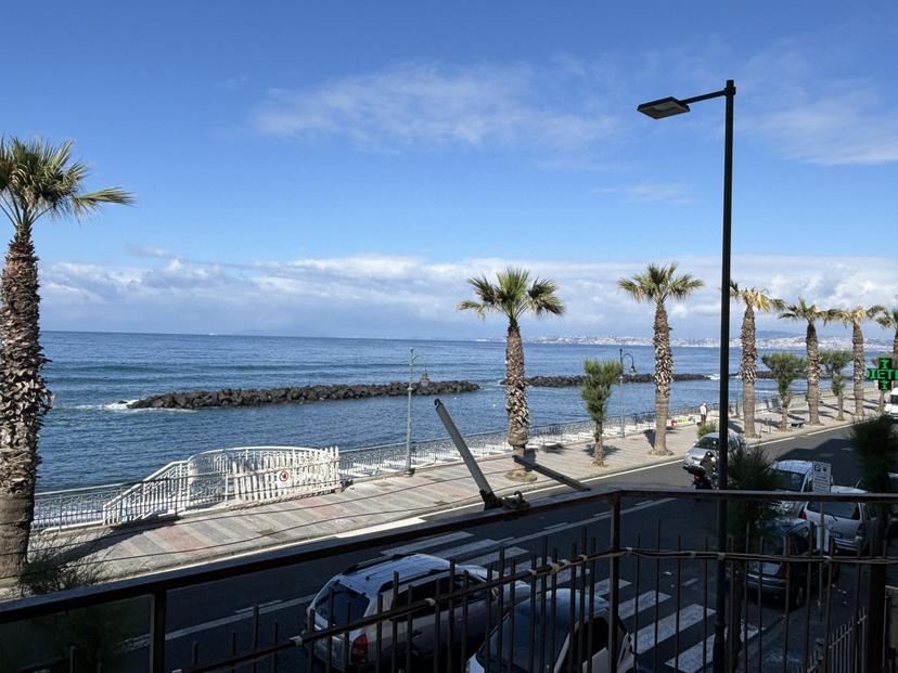 Quadrilocale in Via Litoranea, Torre del Greco