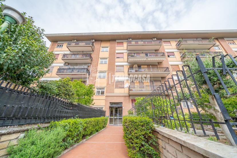 Trilocale in Via Percile, Roma