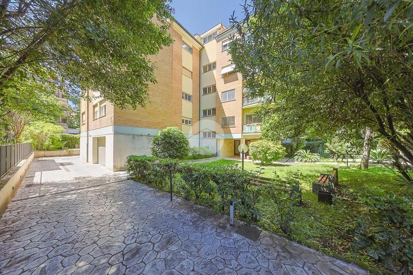 Quadrilocale in Via della Mendola 73, Roma
