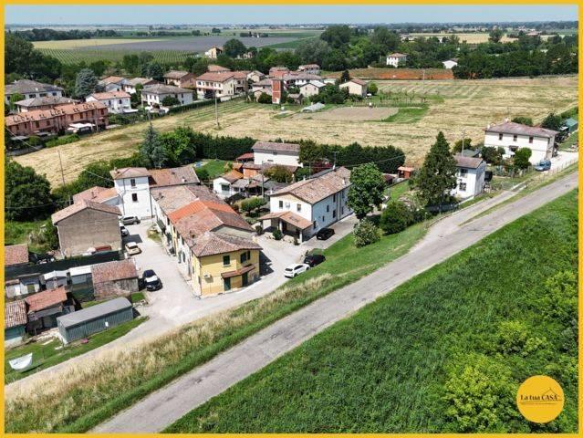 Villa a schiera in Via Confine Inferiore 141 - 143, Molinella — foto 2 di 5