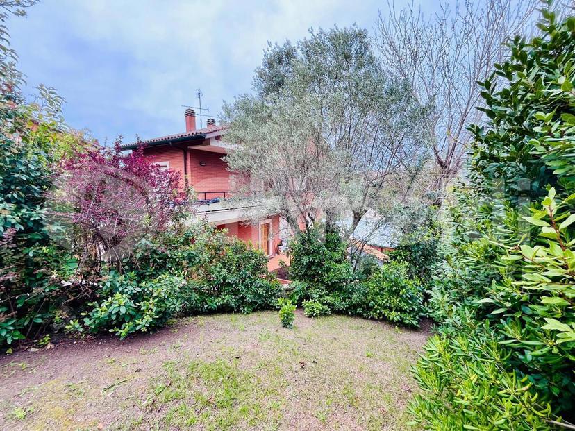 Villa bifamiliare in Via Mar della Cina, Roma