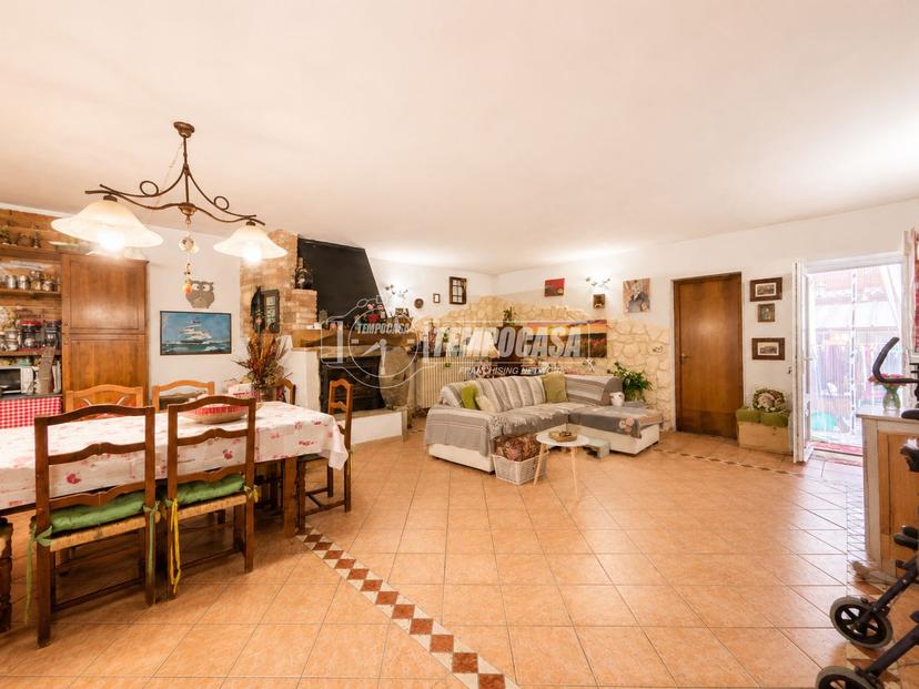 Casa indipendente in Via Cigliano, Maglione