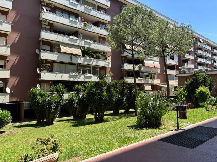 Trilocale in Viale Bruno Pelizzi, Roma