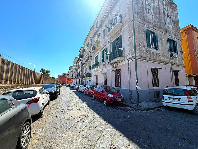 Trilocale in Via Plinio 4, Napoli
