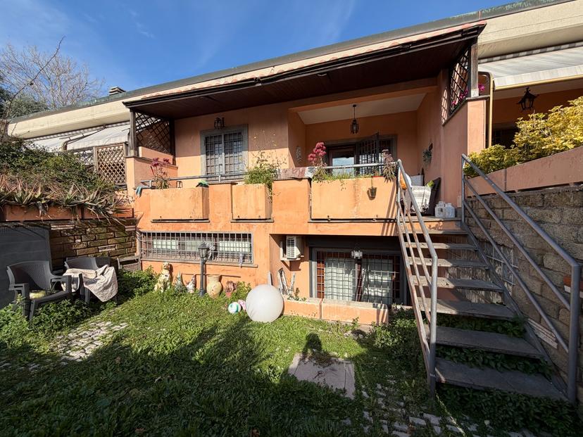 Villa in Via Albidona 3, Roma