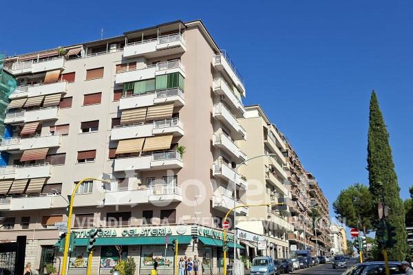 Trilocale in Via Mario Menghini 8, Roma