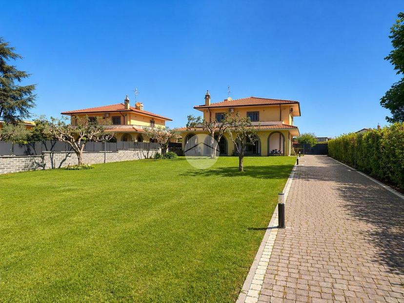 Villa in Via dell'Acqua Vergine 180, Roma