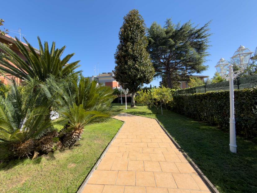 Villa unifamiliare in Via Sofocle 115, Roma