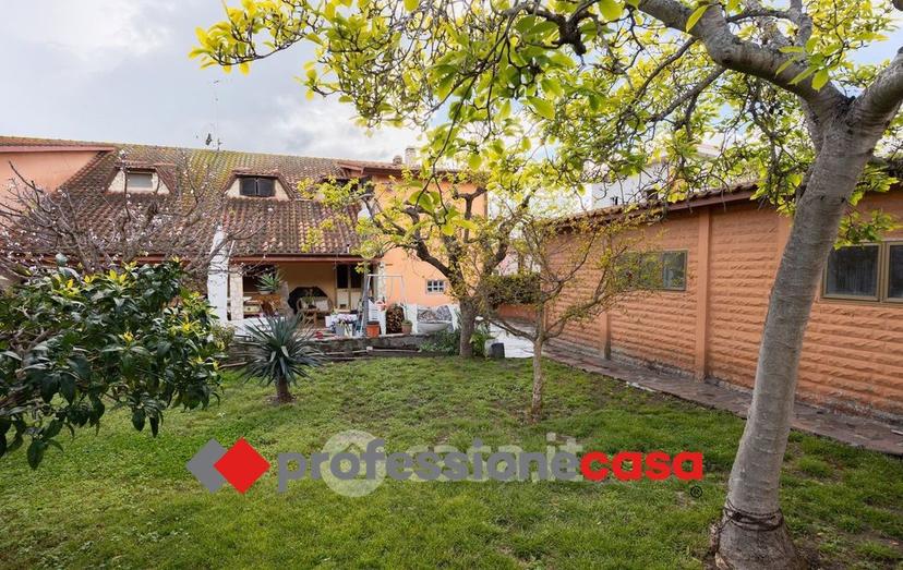 Casa indipendente in Via Mar dei Coralli, Pomezia