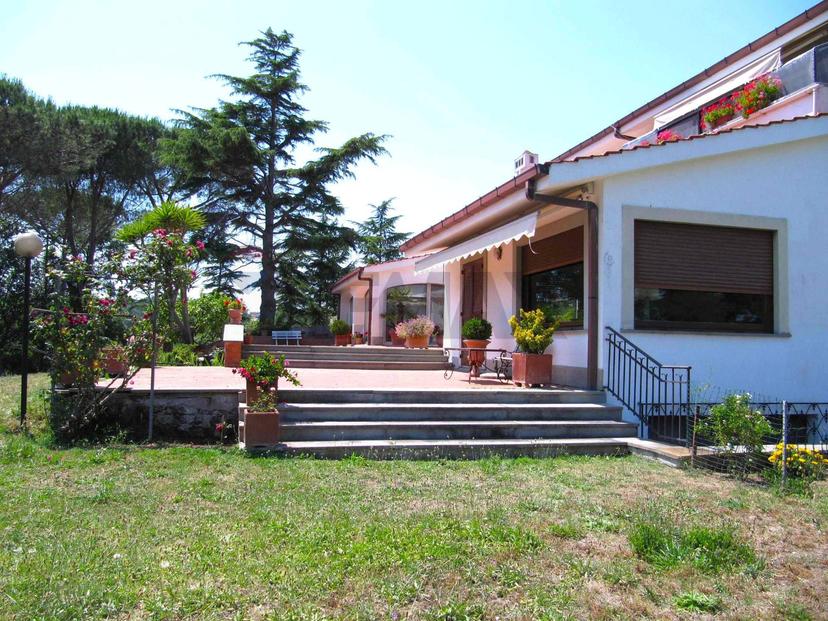 Villa in Via Arturo Pompeato Luchini, Fiumicino