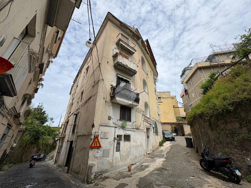Trilocale in Vico Spagnuolo a Quisisana 2, Castellammare di Stabia — foto 2 di 5