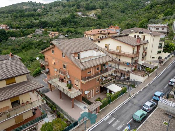 Trilocale in Via del Parco, Poli