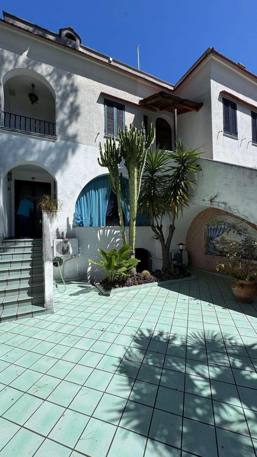Villa a schiera, Ischia