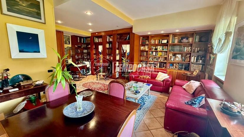 Appartamento in Via Vincenzo Tiberio, Napoli
