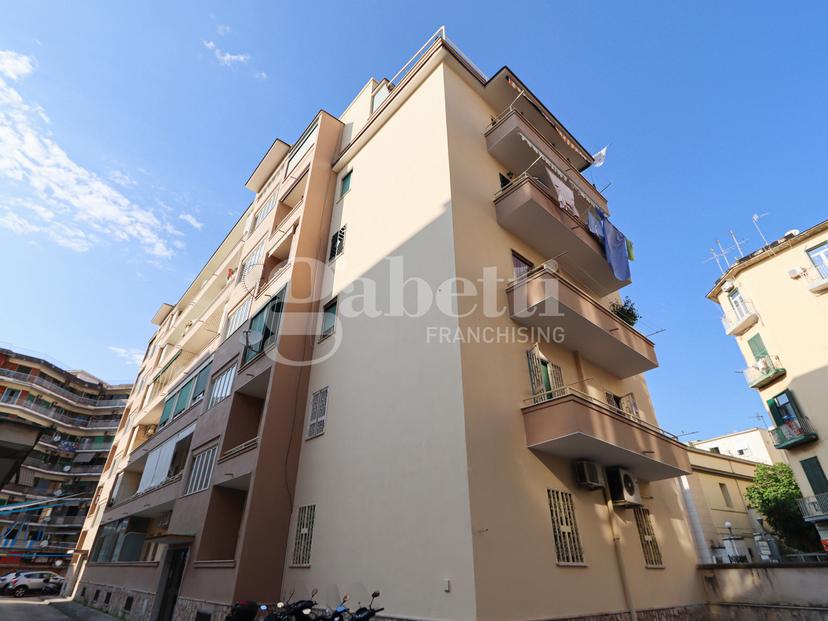 Quadrilocale in Via Fuorigrotta 26, Napoli