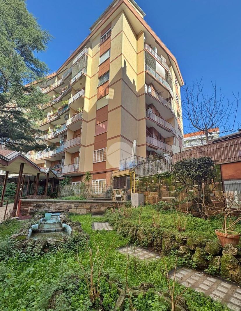 Trilocale in Via Mario Chiri, Roma